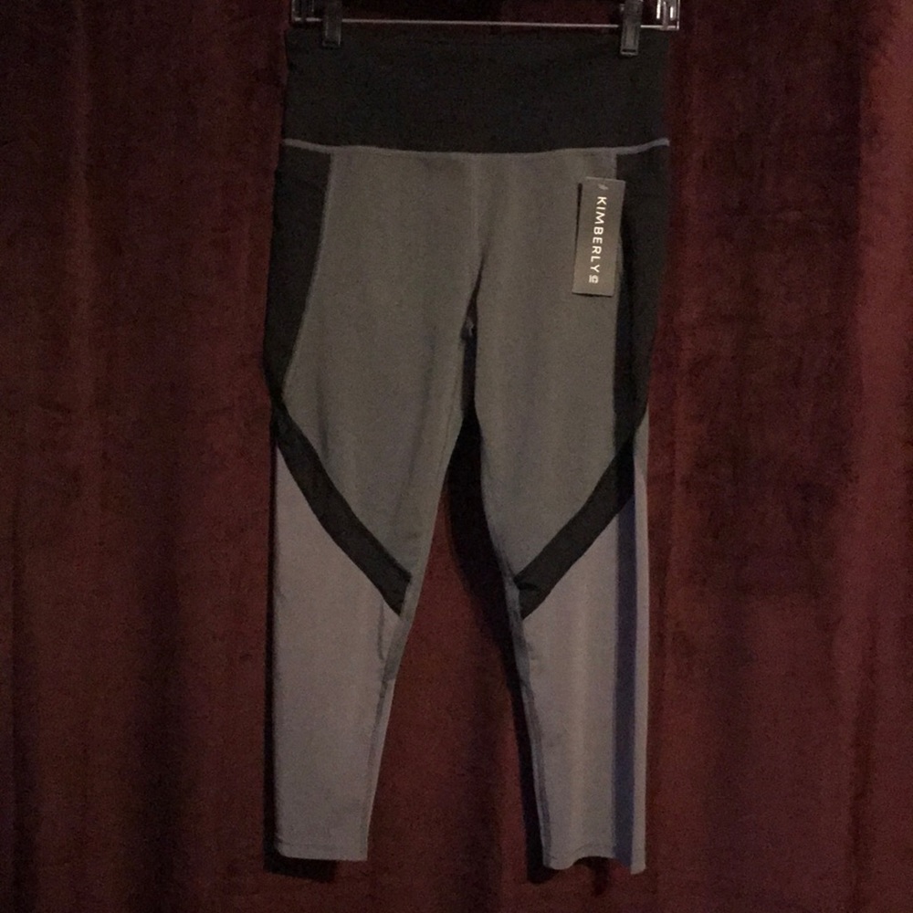NWT Kimberly capri workout leggings🖤🤍‼️